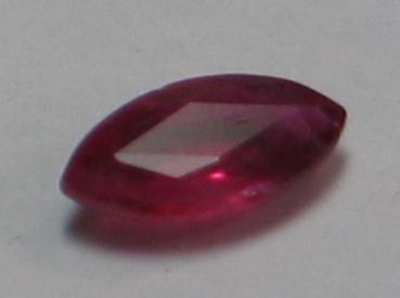 Rubin, Pink, Navetteschliff, Maße: 5,67 x 2,95 x 1,74 mm, Gewicht: 0.27 ct.