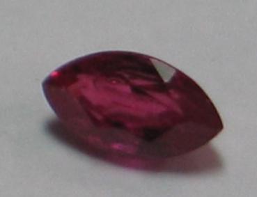 Rubin, Pink, Navetteschliff, Maße: 5,26 x 2,88 x 2,33 mm, Gewicht: 0.29 ct.