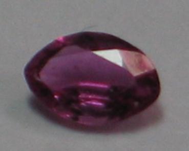 Rubin, Pink, Navetteschliff, Maße: 4,34 x 2,94 x 1,74 mm, Gewicht: 0.17 ct.