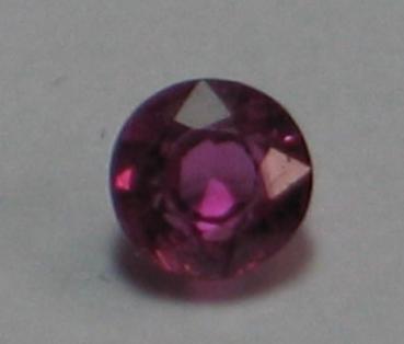 Rubin, Pink, Rundschliff, Maße: 3,38-3,40 x 2,21 mm, Gewicht: 0.24 ct.