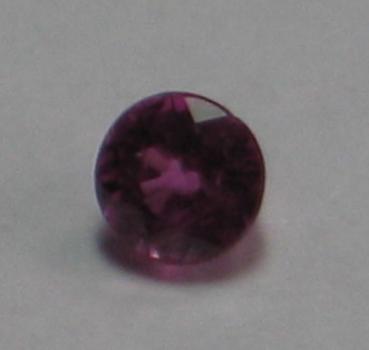 Rubin, Pink, Rundschliff, Maße: 3,26-3,30 x 2,48 mm, Gewicht: 0.26 ct.