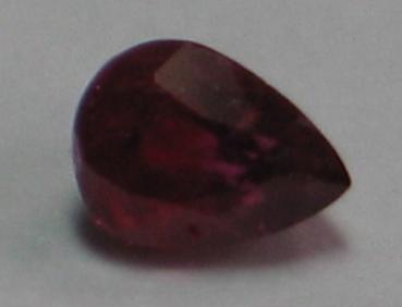 Rubin, Pink, Tropfenschliff, Maße: 5,21 x -3,86 x 3,01 mm, Gewicht: 0.48 ct.