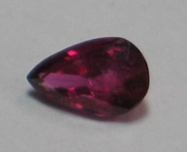 Rubin, Pink, Tropfenschliff, Maße: 5,41 x -3,36 x 2,13 mm, Gewicht: 0.3 ct.