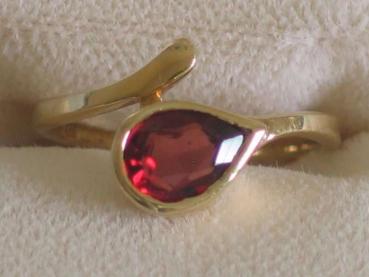 Ring aus 585er Gelbgold mit Zirkon in Tropfen-Form, Größe 47, Gewicht: 2,2g