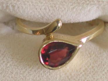 Ring aus 585er Gelbgold mit Zirkon in Tropfen-Form, Größe 47, Gewicht: 2,2g