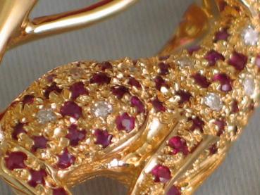 Juweliersarbeit: Moderne Brosche "Jaguar" aus 750er Gold mit Diamanten und Rubinen