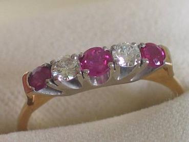 Preview: Ring aus 750er Gold mit 2 Diamanten (0.20 ct) und 3 Rubinen (0.30 ct), Größe 59, Gewicht: 3,9g