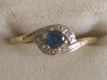 Saphir / Diamantring aus 585er Gold mit zwei kleinen Diamanten 0.02 ct., Größe 56, Gewicht 1,9g