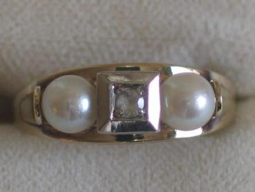 Ring aus 333er Gold mit 2 Perlen und Spinel, Größe 56, Gewicht: 2,2g