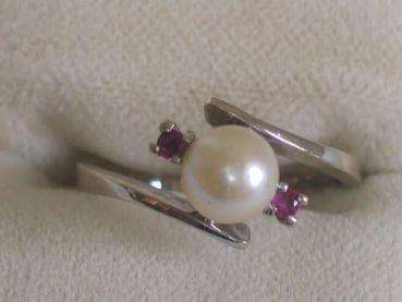 Perlenring mit 2 Rubinen aus 585er Weißgold, Größe 56, Gewicht: 2,7g