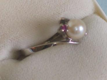 Perlenring mit 2 Rubinen aus 585er Weißgold, Größe 56, Gewicht: 2,7g