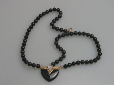 Collier mit Schmuckkugeln und 3 Zirkonia in 333er Anhänger gefasst, Länge 45,5 cm Gewicht: 24,8 Gramm