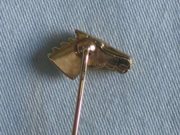 Anstecknadel "Pferdekopf" aus 750er Gold mit Diamant 0.02 ct. Gewicht: ca. 3,8 Gramm