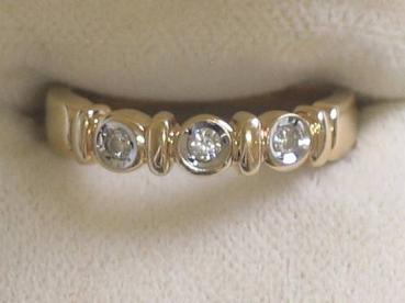Diamantring mit drei Diamanten 0.15 ct. aus 585er Gelbgold, Größe 55, Gewicht: 3,6g
