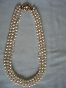 Dreireihiges Perlencollier mit 750er Goldschließe, Gewicht: 82,4g