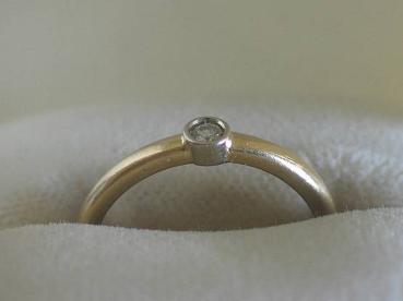 Preview: Feiner Brillantsolitär mit 0.05 ct. aus 750er Gelbgold, Größe 51, Gewicht: 2,7g