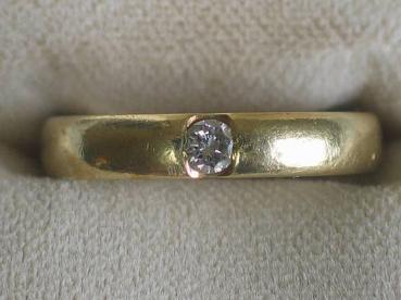 Brillantring aus 585er Gelbgold mit einem Diamanten von 0.12 ct. Größe 53, Gewicht: 4,5g