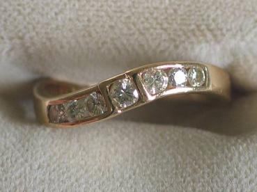 Geschwungener Brillantring aus 585er Gelbgold mit 7 Diamanten und 0,25 ct. Größe 51, Gewicht: 2,2g