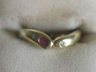 Ring aus 585er Gelbgold mit Diamanten und Rubin mittig, Größe 54, Gewicht: 2,3g