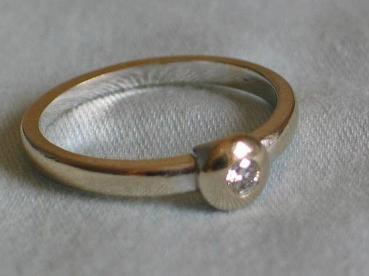 Brillantsolitär mit ca. 0.08 Karat aus 585er Weißgold, Größe 54, Gewicht: 2,6g