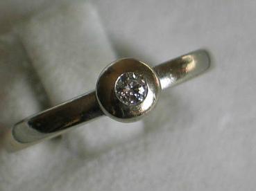 Brillantsolitär mit ca. 0.08 Karat aus 585er Weißgold, Größe 54, Gewicht: 2,6g