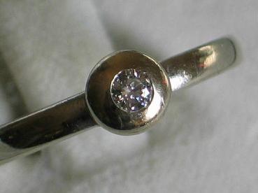 Brillantsolitär mit ca. 0.08 Karat aus 585er Weißgold, Größe 54, Gewicht: 2,6g