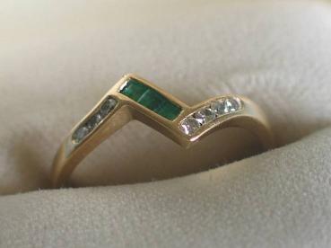 Diamant / Smaragdring aus 750er Gelbgold mit 7 Diamanten und 3 Smaragden, Größe 56, Gewicht: 2,2g