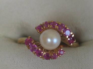 Eleganter Rubinring mit Zuchtperle aus 750er Gelbgold, Größe 60, Gewicht: 5,6g