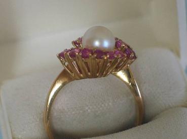 Eleganter Rubinring mit Zuchtperle aus 750er Gelbgold, Größe 60, Gewicht: 5,6g