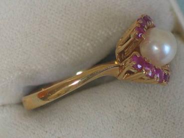 Eleganter Rubinring mit Zuchtperle aus 750er Gelbgold, Größe 60, Gewicht: 5,6g