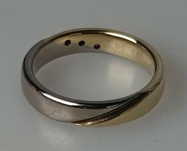 Preview: Ring aus 585er Gelbgold mit Palladiumschiene und drei Diamanten, Größe 52, Gewicht: 5,1g