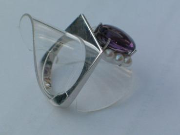 Preview: Stylischer Amethystring (4.6 ct.) mit kleinen Perlen aus 585er Weissgold, Größe 56, Gewicht: 8,2g