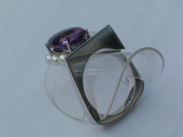 Preview: Stylischer Amethystring (4.6 ct.) mit kleinen Perlen aus 585er Weissgold, Größe 56, Gewicht: 8,2g