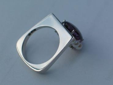 Stylischer Amethystring (4.6 ct.) mit kleinen Perlen aus 585er Weissgold, Größe 56, Gewicht: 8,2g