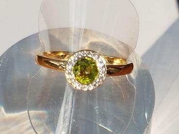 Eleganter Peridotring, umrahmt von 20 kleinen Diamanten, 750 Gold, Größe 61 Gewicht: 5,7g