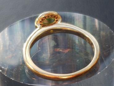 Preview: Eleganter Peridotring, umrahmt von 20 kleinen Diamanten, 750 Gold, Größe 61 Gewicht: 5,7g
