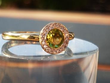 Preview: Eleganter Peridotring, umrahmt von 20 kleinen Diamanten, 750 Gold, Größe 61 Gewicht: 5,7g