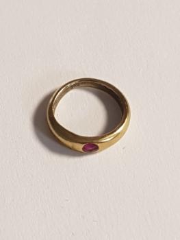 Taufring aus 333er Gold mit Rubin, Ringinnendurchmesser 8,5 mm! Gewicht: 0,4g