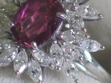Eleganter Rubin/ Diamantring aus 585er Weißgold, Gesamtkarat 2.20 ct, Größe 56,  Gewicht: 7,1g