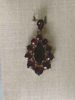 Neuware: Anhänger aus 333er Gelbgold mit Granatsteinen, 2,1 Gramm. Erheblich reduziert.