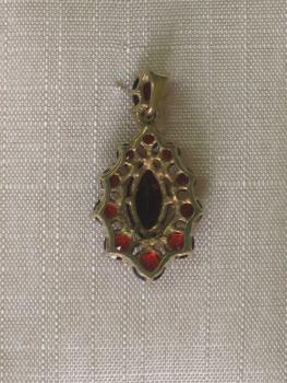 Neuware: Anhänger aus 333er Gelbgold mit Granatsteinen, 2,1 Gramm. Erheblich reduziert.