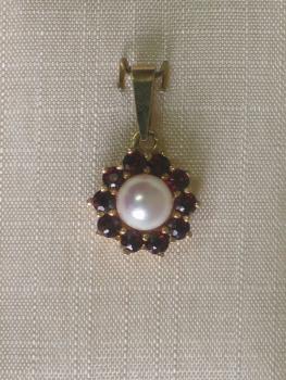 Neuware: Anhänger aus 585er Gelbgold mit einer Perle und Granatsteinen, 2,7 Gramm. Erheblich reduziert!