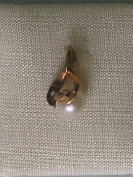 Neuware: Anhänger aus 585er Gelbgold mit einer Perle und Diamanten, Gewicht: 0,9 Gramm. Erheblich reduziert.