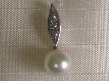 Neuware: Anhänger aus 333er Weissgold mit einer Perle und Diamanten, Gewicht: 1,3 Gramm. Erheblich reduziert.