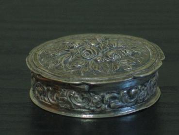Preview: Dose Pillendöschen aus 835er Silber mit Rosenmotiv, Christoph Widmann, Pforzheim Gewicht: 32,2g