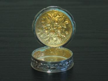 Dose Pillendöschen aus 835er Silber mit Rosenmotiv, Christoph Widmann, Pforzheim Gewicht: 32,2g
