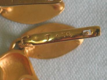 Absolut ausgefallen: Mattierte Ohrringe aus 750er Gelbgold mit Applikationen Gewicht: 6,4 Gramm