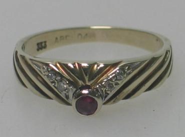 Preview: Damenring aus 333er Gelbgold mit 4 Diamanten und einem Schmuckstein, Größe 52, Gewicht: 2,4g