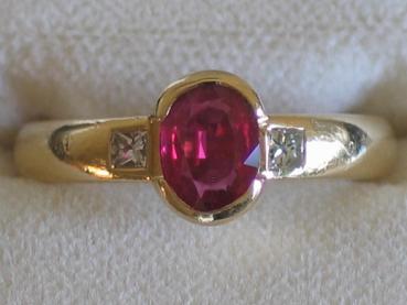 Preview: Hans Stern Ring mit Rubin und zwei Diamantan im Princess Cut, 750er Gelbgold, Größe: 53