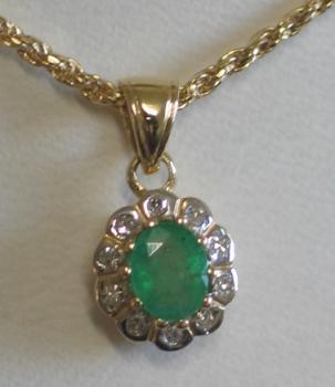 Smaragdanhänger mit Diamantkranz und Zopfkette 750er Gold, Länge: 45 cm, Neuwertig!